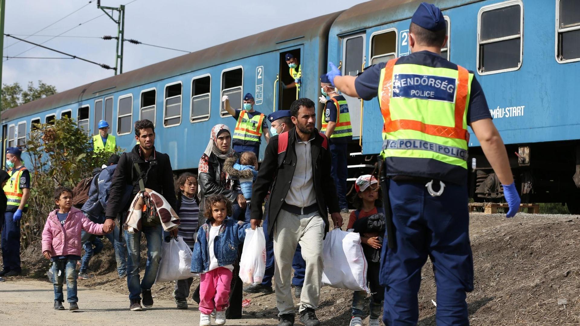 Ungarn schließt seine Eisenbahnübergänge zu Kroatien. Ungarn schließt seine Eisenbahnübergänge zu Kroatien.