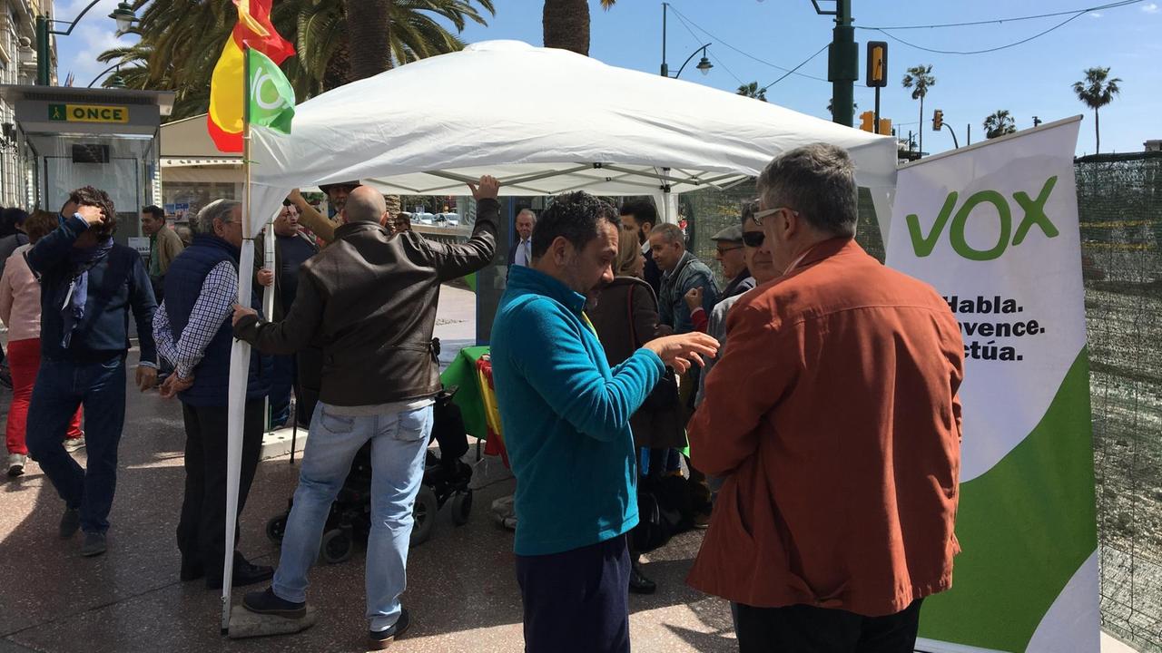 Straßenstand der rechtsextremen Partei Vox in Málaga. Straßenstand der rechtsextremen Partei Vox in Málaga.