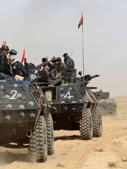 Irakische Soldaten in Panzern südlich von Mossul