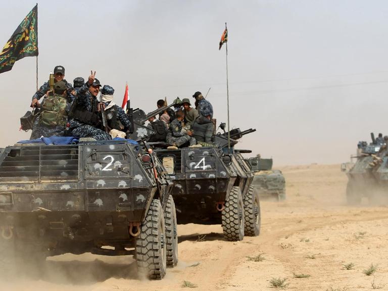 Irakische Soldaten in Panzern südlich von Mossul