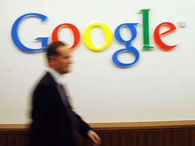Mann vor Google-Logo Mann vor Google-Logo