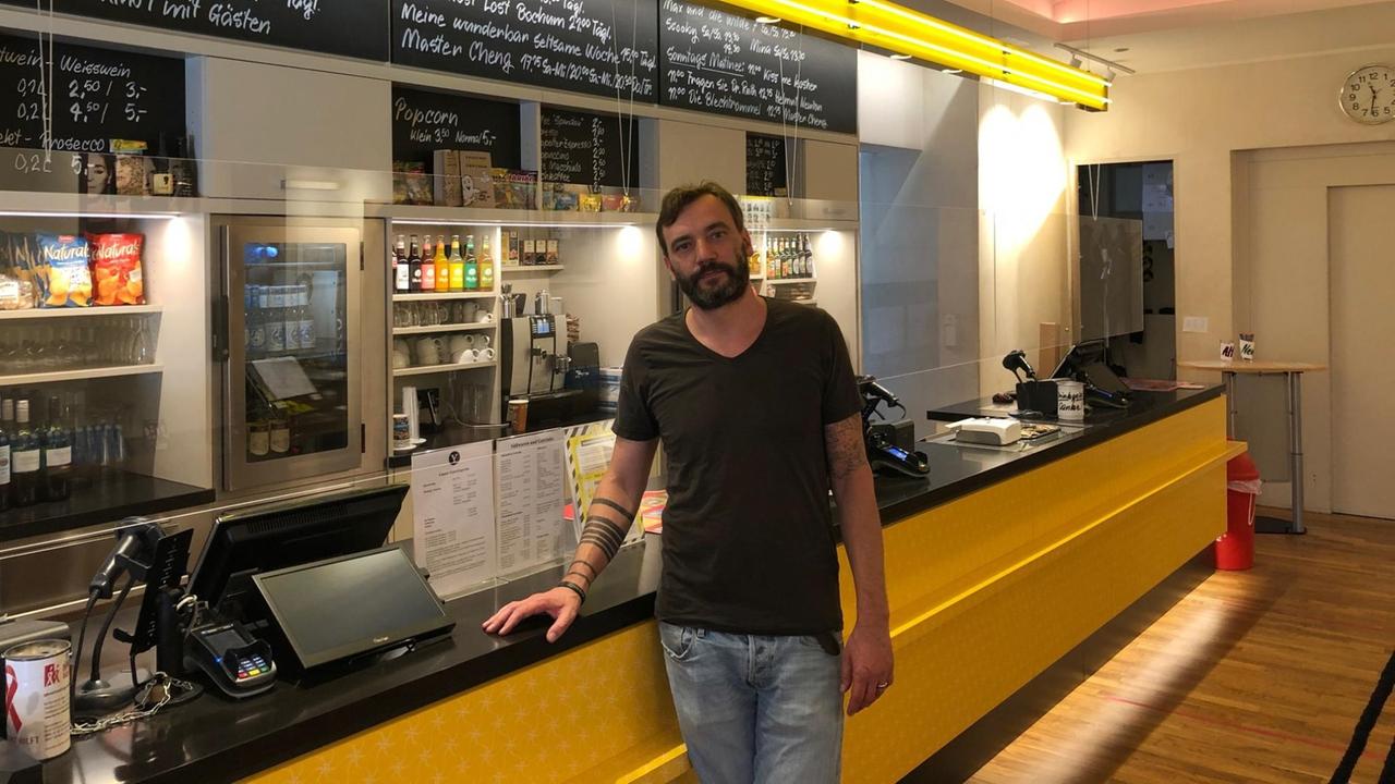 Kino-Chef Markus Reinefeld stören die Sympathisanten, die sich vor Hildmanns Restaurant treffen Kino-Chef Markus Reinefeld stören die Sympathisanten, die sich vor Hildmanns Restaurant treffen