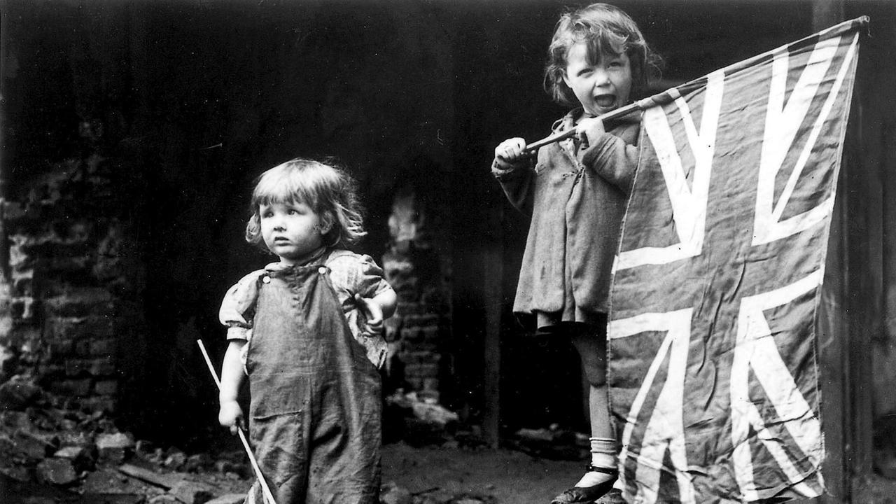 Zwei Kinder in London am 8. Mai 1945, dem Tag des Kriegsendes