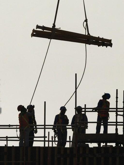 Arbeiter auf einer Baustelle in Doha/Katar am 10.01.2017
