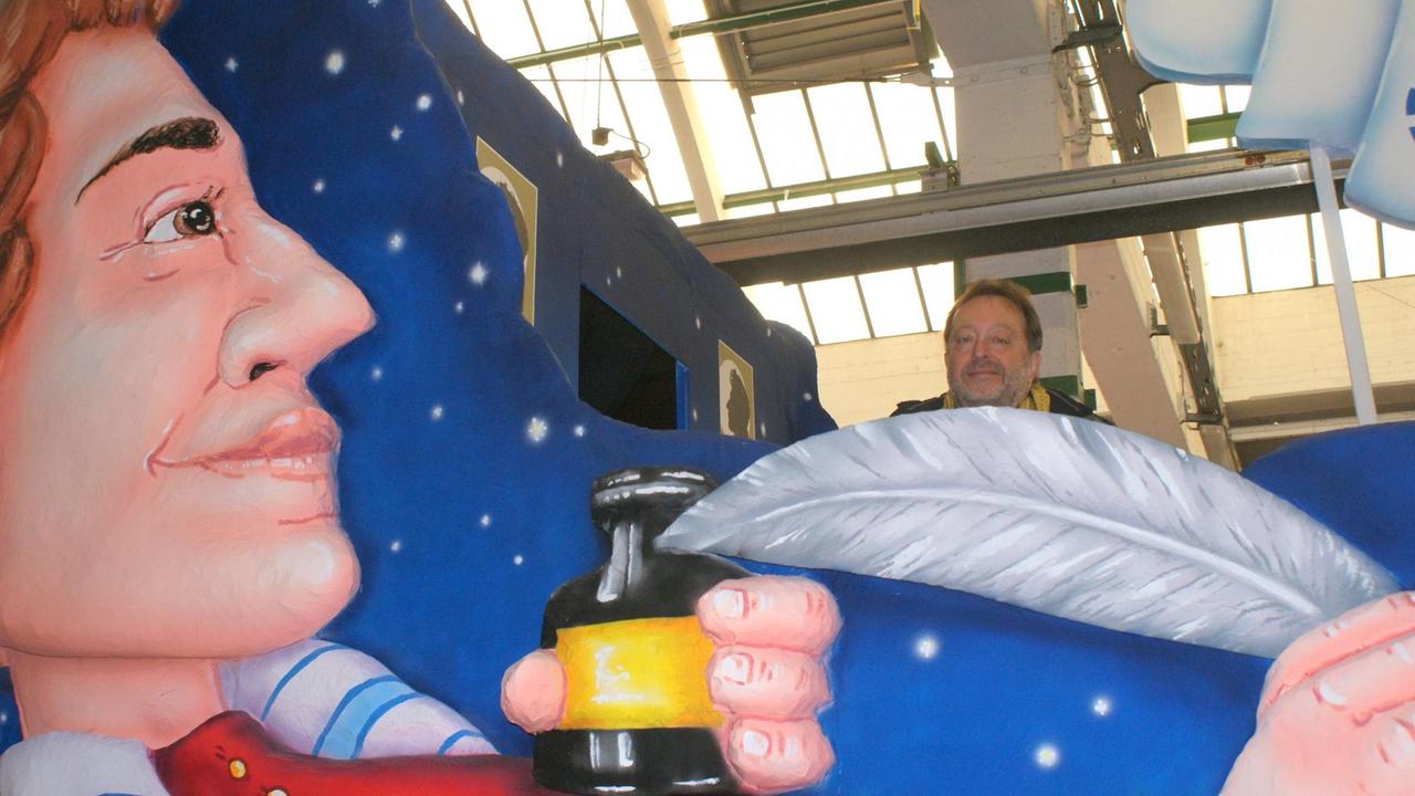Von oben auf dem Wagen wird Michael Szentei-Heise koschere Kamelle werfen Von oben auf dem Wagen wird Michael Szentei-Heise koschere Kamelle werfen