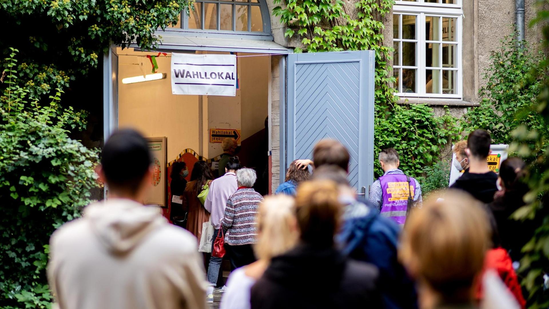 Zahlreiche Wählerinnen und Wähler warten im Stadtteil Prenzlauer Berg in einer langen Schlange vor einem Wahllokal, das in einer Grundschule untergebracht ist. Zahlreiche Wählerinnen und Wähler warten im Stadtteil Prenzlauer Berg in einer langen Schlange vor einem Wahllokal, das in einer Grundschule untergebracht ist.