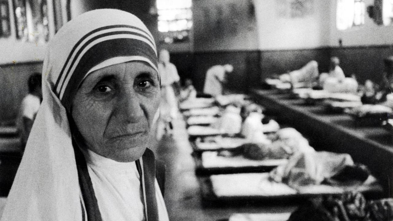 Mutter Teresa im Jahr 1980 in einem von ihr gegründeten Krankenhaus in Kalkutta, in dem Arme, Kranke und Sterbende behandelt werden.