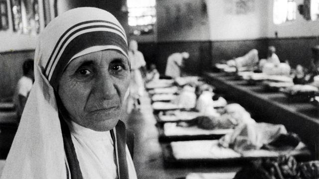 Mutter Teresa im Jahr 1980 in einem von ihr gegründeten katholischen Missionarskrankenhaus in Kalkutta, in dem Arme, Kranke und Sterbende behandelt werden.