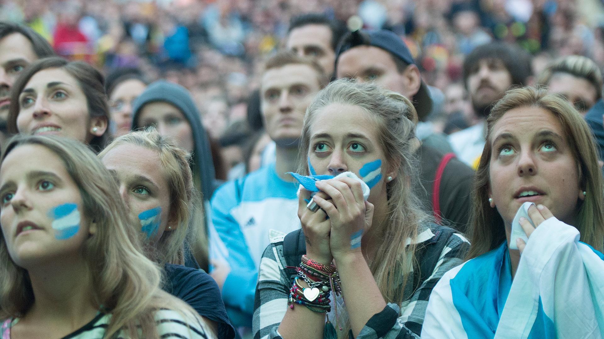 Trauernde argentinische Fans Trauernde argentinische Fans
