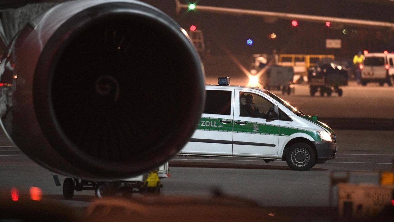 Ein Fahrzeug des Zolls steht hinter einem Flugzeug von Meridiana am 14.12.2016 auf dem Flughafen in Frankfurt am Main (Hessen). Laut Informationen von Pro Asyl und Medienberichten sollte am Mittwochabend ein erster Charterflug mit 50 Afghanen von Frankfurt nach Kabul starten. Die Bundespolizei und der Flughafenbetreiber Fraport wollten sich nicht zu einer möglichen Abschiebung äußern und verwiesen auf das Bundesinnenministerium. | Ein Fahrzeug des Zolls steht hinter einem Flugzeug von Meridiana am 14.12.2016 auf dem Flughafen in Frankfurt am Main (Hessen). Laut Informationen von Pro Asyl und Medienberichten sollte am Mittwochabend ein erster Charterflug mit 50 Afghanen von Frankfurt nach Kabul starten. Die Bundespolizei und der Flughafenbetreiber Fraport wollten sich nicht zu einer möglichen Abschiebung äußern und verwiesen auf das Bundesinnenministerium. |