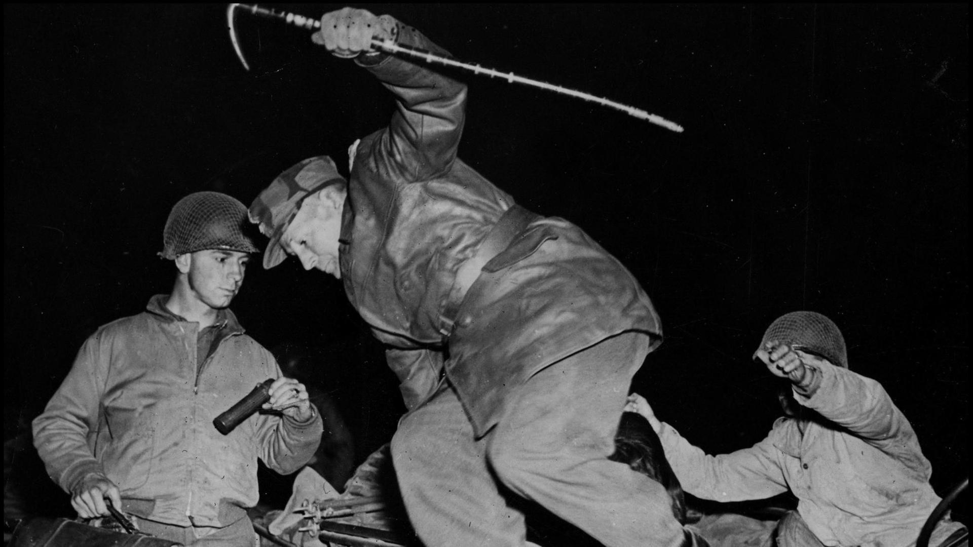 Fallschirmjägergeneral Bernhard Ramcke (1889-1968), während seiner Gefangennahme durch US-Soldaten. Fallschirmjägergeneral Bernhard Ramcke (1889-1968), während seiner Gefangennahme durch US-Soldaten.