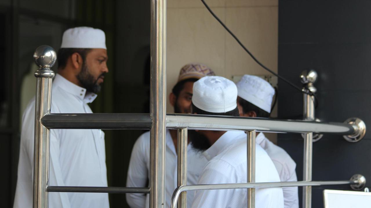 Provokationen möglichst vermeiden - beim Freitagsgebet haben die Muslime in Negombo auf die Rufe des Muezzins verzichtet. Provokationen möglichst vermeiden - beim Freitagsgebet haben die Muslime in Negombo auf die Rufe des Muezzins verzichtet.
