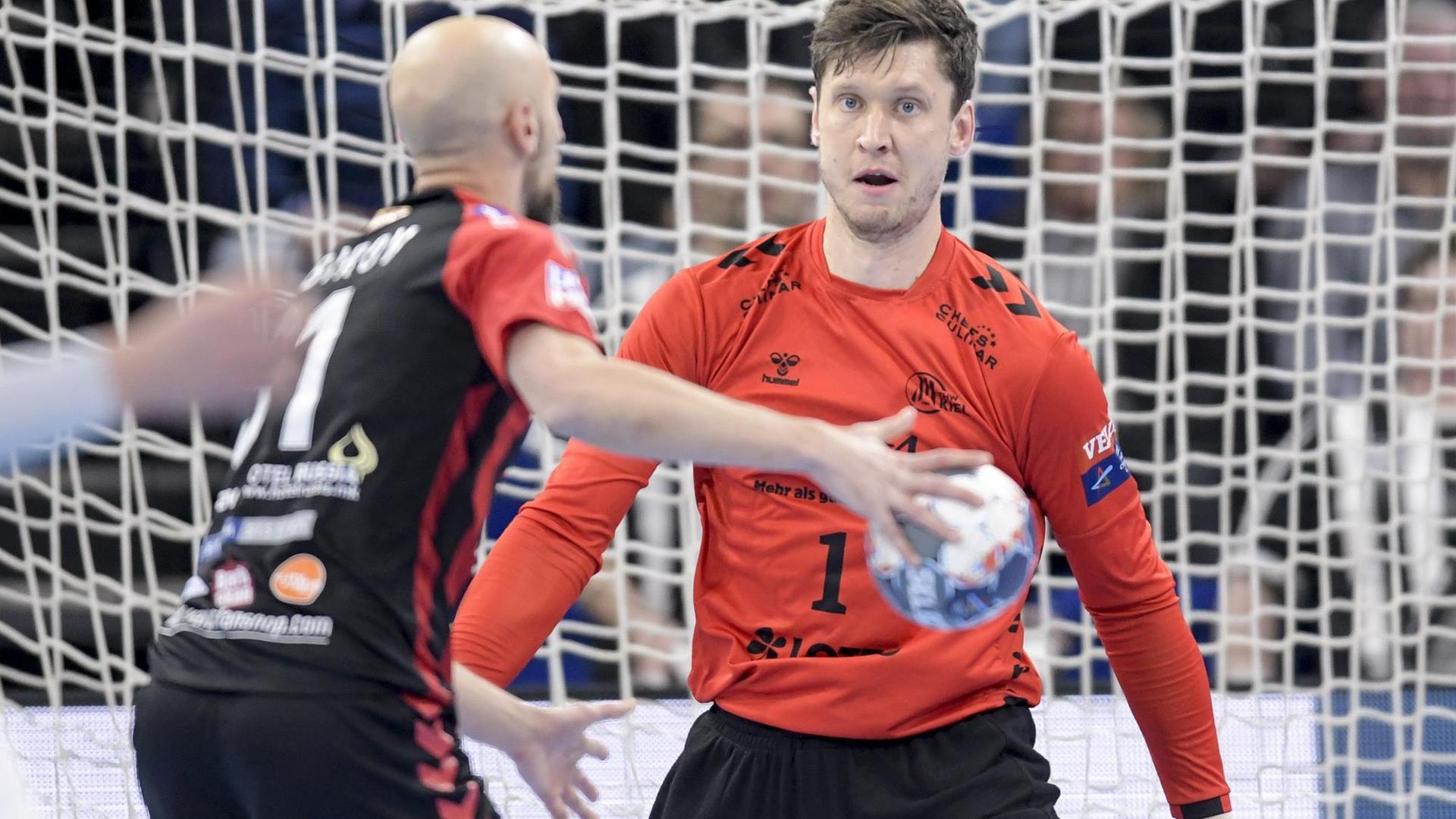 Niklas Landin steht bei einem Handball-Spiel im Tor. Niklas Landin steht bei einem Handball-Spiel im Tor.