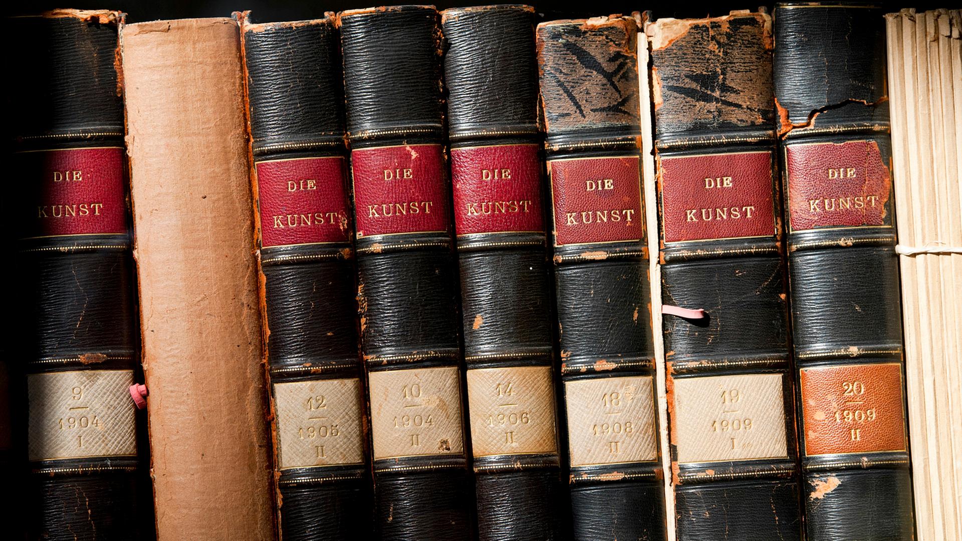 Antiquarische Bücher mit dem Titel "Die Kunst" stehen im Regal eines Antiquariats. Antiquarische Bücher mit dem Titel "Die Kunst" stehen im Regal eines Antiquariats.
