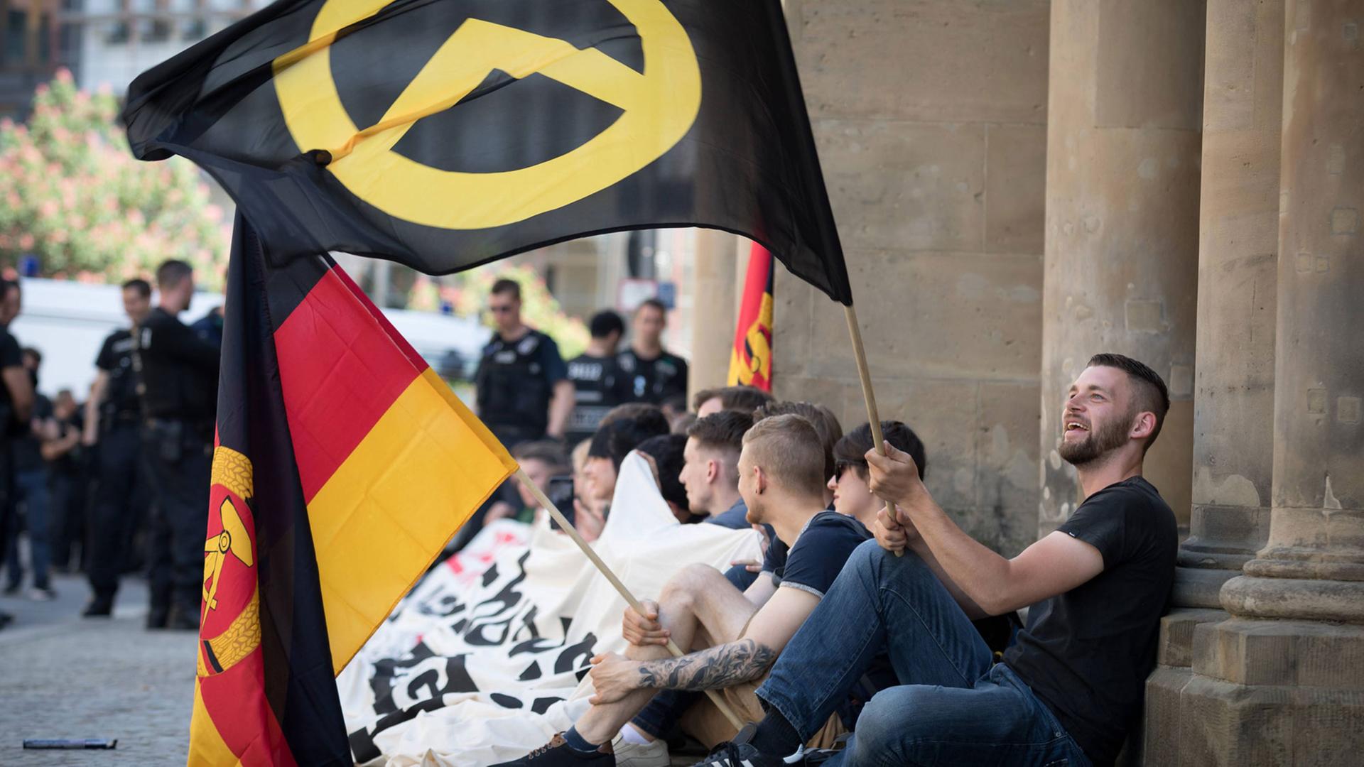 Mitglieder der rechten "Identitären Bewegung" bei einer Demonstration in Berlin Mitglieder der rechten "Identitären Bewegung" bei einer Demonstration in Berlin
