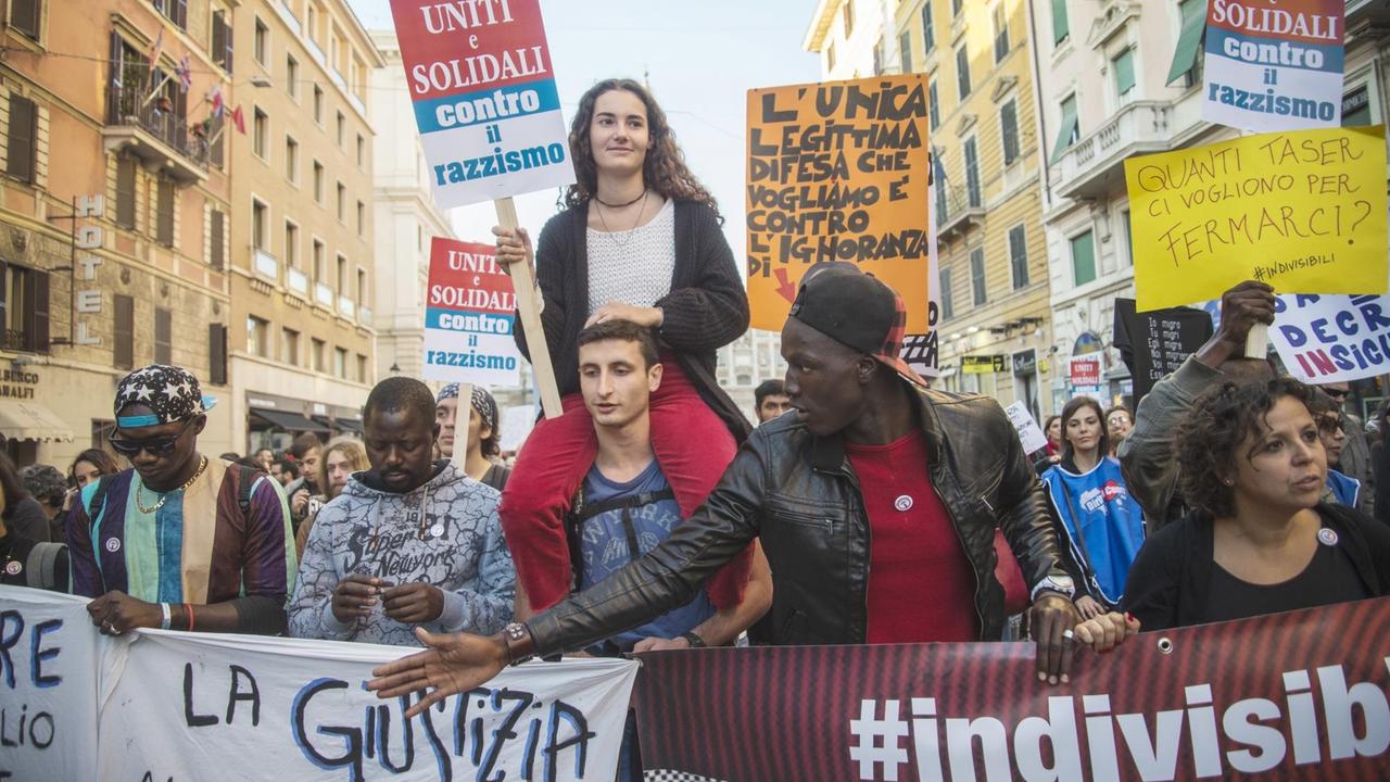 Tausende Demonstranten protestieren in Rom gegen Rassismus und Fremdenfeindlichkeit, November 2018. Tausende Demonstranten protestieren in Rom gegen Rassismus und Fremdenfeindlichkeit, November 2018.