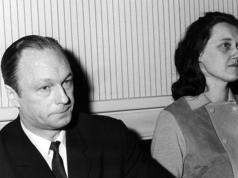 Die Angeklagte Gisela Werler und der Mitangeklagte Gerhard. J. auf der Anklagebank. Gegen die "Bank-Lady" Gisela Werler und ihre drei Komplizen wurde am 27.12.1968 vor dem Schwurgericht in Kiel der Prozess eröffnet. Sie sollen zwischen 1964 bis Ende 1967 bei 20 Banküberfällen rund 400.000 DM erbeutet haben.