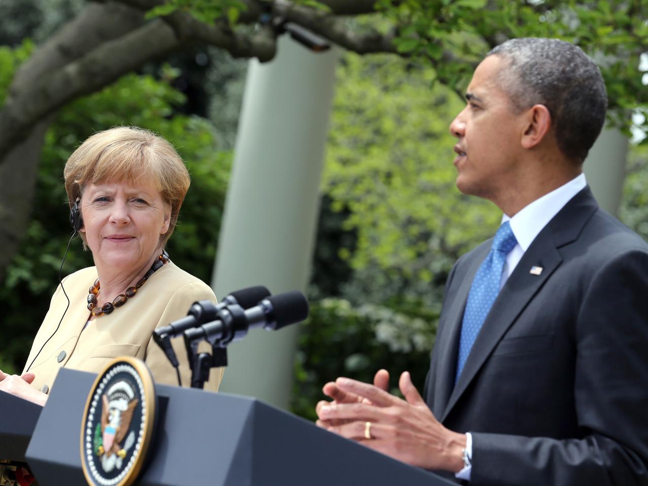 US-Präsident Barack Obama und Bundeskanzlerin Angela Merkel (CDU) sprechen am 02.05.2014 nach einem Treffen auf einer Pressekonferenz im Rosengarten des Weißen Hauses in Washington (USA) zu den Medienvertretern.