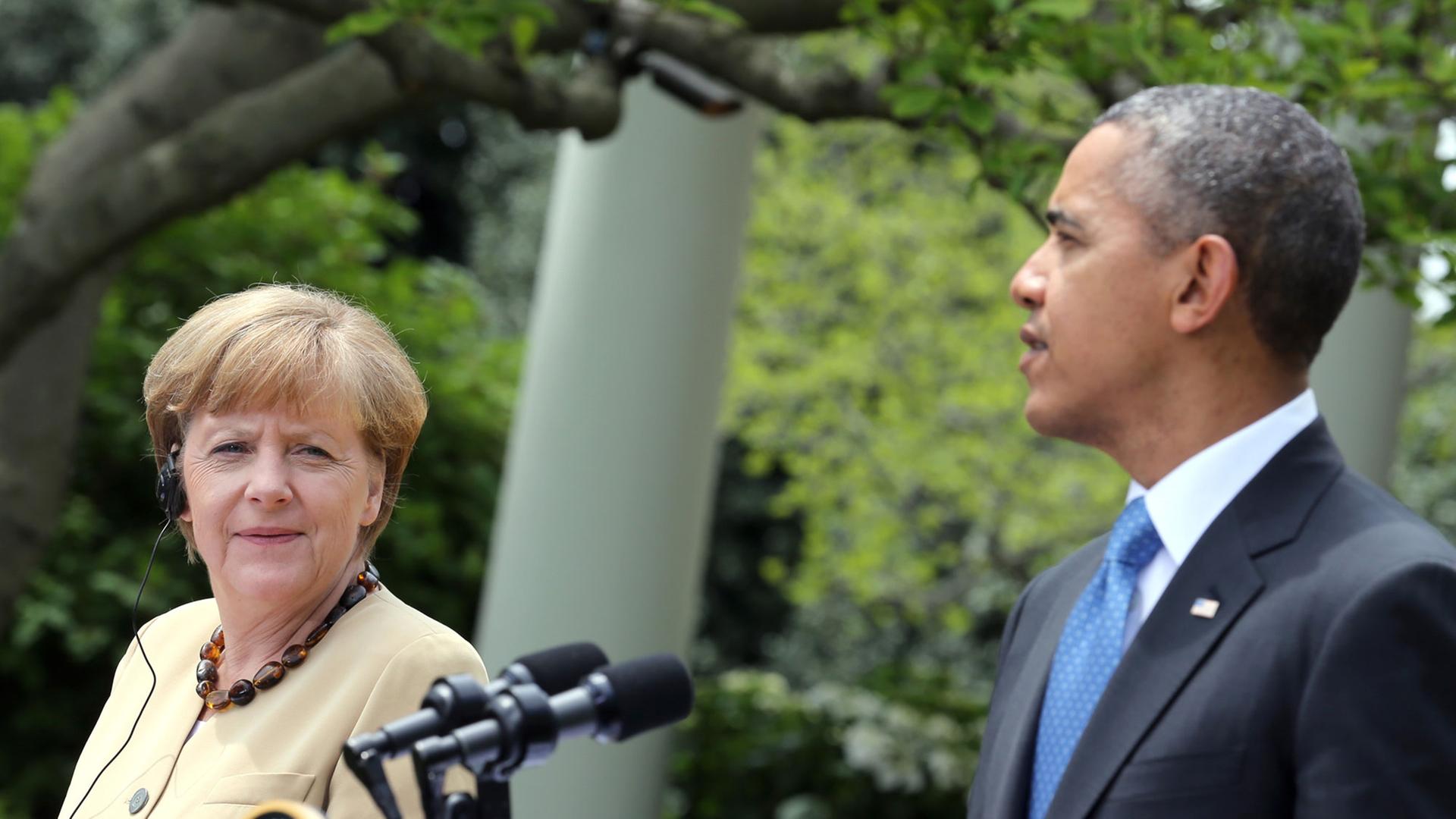 US-Präsident Barack Obama und Bundeskanzlerin Angela Merkel (CDU) sprechen am 02.05.2014 nach einem Treffen auf einer Pressekonferenz im Rosengarten des Weißen Hauses in Washington (USA) zu den Medienvertretern. US-Präsident Barack Obama und Bundeskanzlerin Angela Merkel (CDU) sprechen am 02.05.2014 nach einem Treffen auf einer Pressekonferenz im Rosengarten des Weißen Hauses in Washington (USA) zu den Medienvertretern.