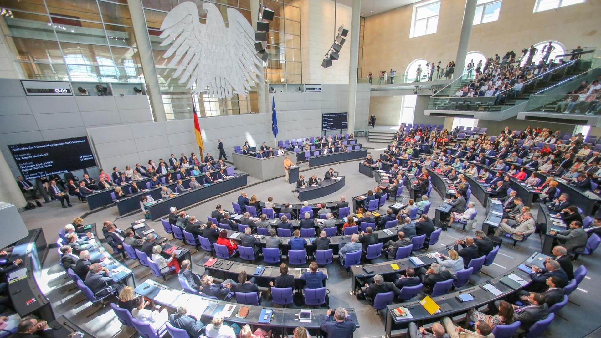 Bundeskanzlerin Angela Merkel (CDU) spricht am 01.07.2015 im Bundestag in Berlin. Auf dem Bild ist das Plenum von oben zusehen.