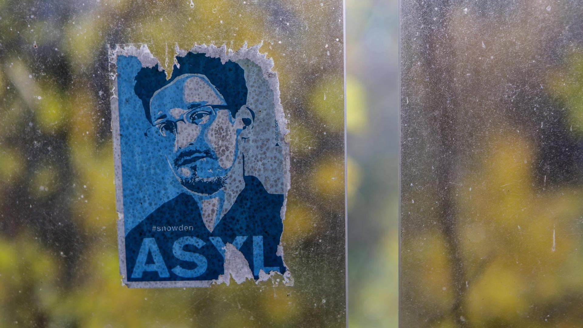 Ein Aufkleber mit dem Portrait von Edward Snowden an einer Bushaltestelle. Ein Aufkleber mit dem Portrait von Edward Snowden an einer Bushaltestelle.