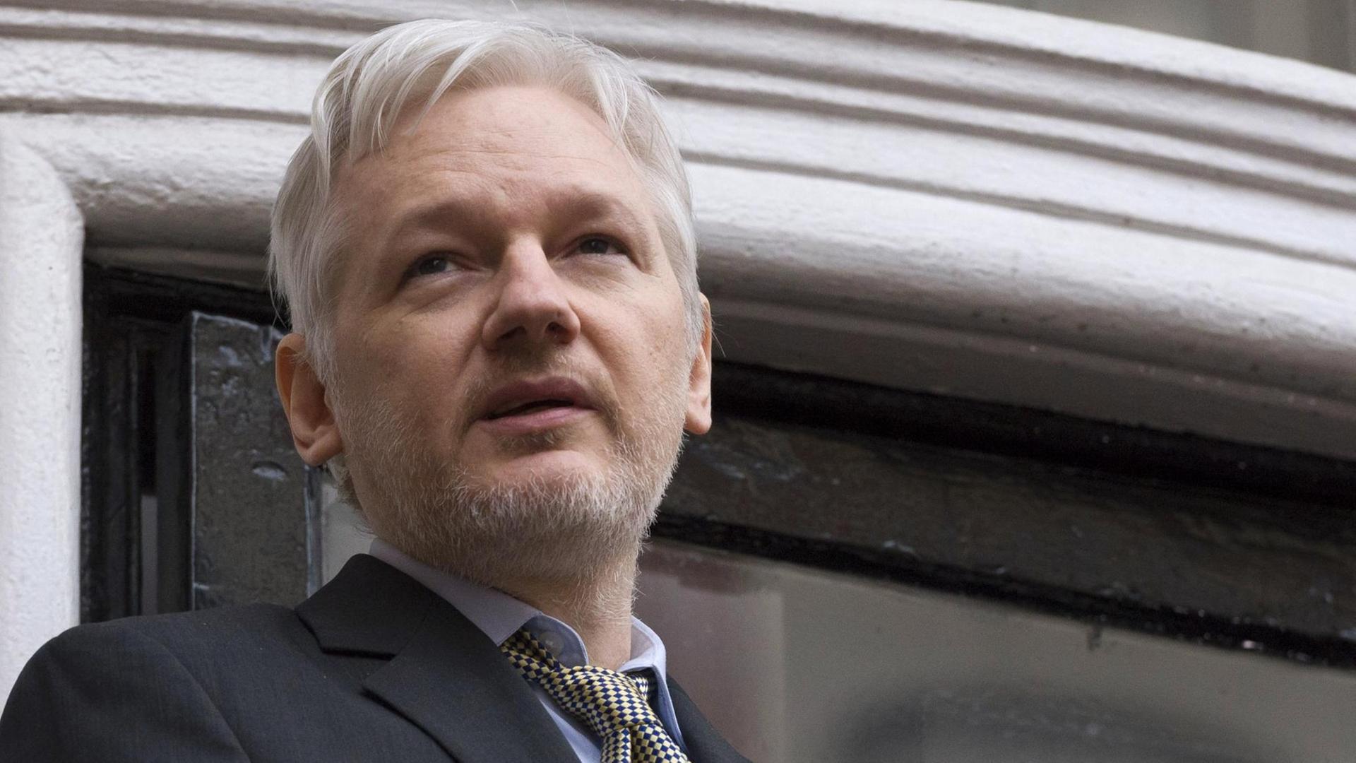 Julian Assange auf dem Balkon der ecuadorianischen Botschaft in London Julian Assange auf dem Balkon der ecuadorianischen Botschaft in London