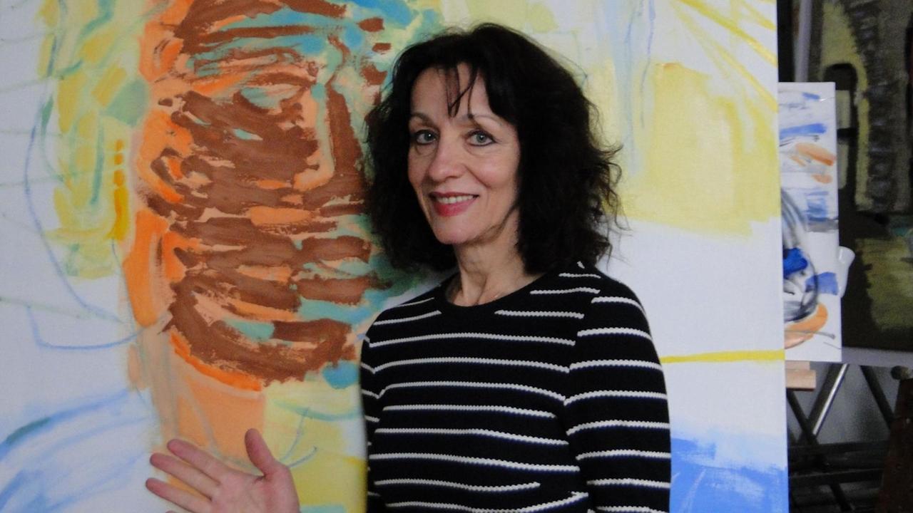 Die Malerin Ulla Walter in ihrem Atelier in Schöneiche bei Berlin