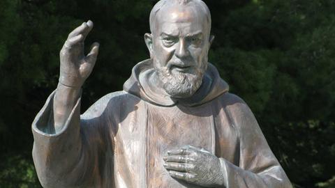 Padre Pio Statue in Pietrelcina / Italien.