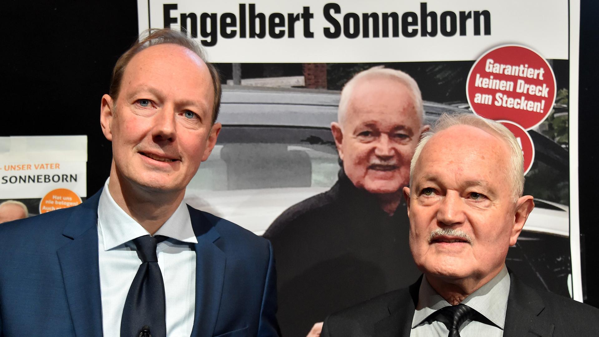 Der Satiriker und Europaabgeordnete der Spaß-Vereinigung «Die Partei», Martin Sonneborn (links), stellt in Berlin seinen Vater Engelbert Sonneborn als Kandidaten der Piratenpartei für die Bundespräsidentenwahl vor.
