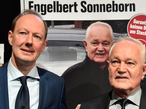 Der Satiriker und Europaabgeordnete der Spaß-Vereinigung «Die Partei», Martin Sonneborn (links), stellt in Berlin seinen Vater Engelbert Sonneborn als Kandidaten der Piratenpartei für die Bundespräsidentenwahl vor.