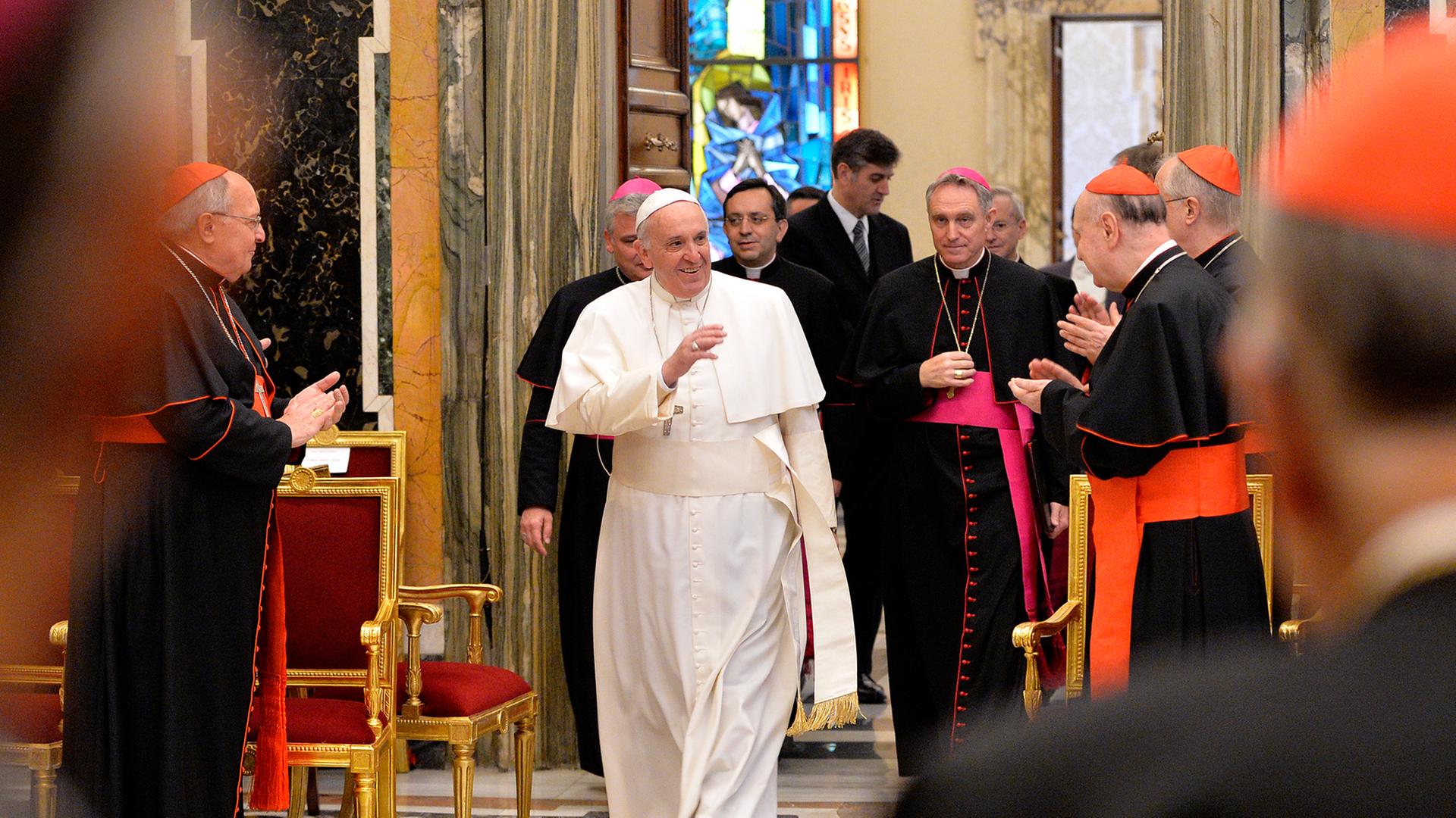Papst Franziskus im Vatikan, wo er bei seiner jährlichen Weihnachtsbotschaft an Kardinäle, Bischöfe und Priester "15 Krankheiten" innerhalb der Kurie angeprangert. Papst Franziskus im Vatikan, wo er bei seiner jährlichen Weihnachtsbotschaft an Kardinäle, Bischöfe und Priester "15 Krankheiten" innerhalb der Kurie angeprangert.