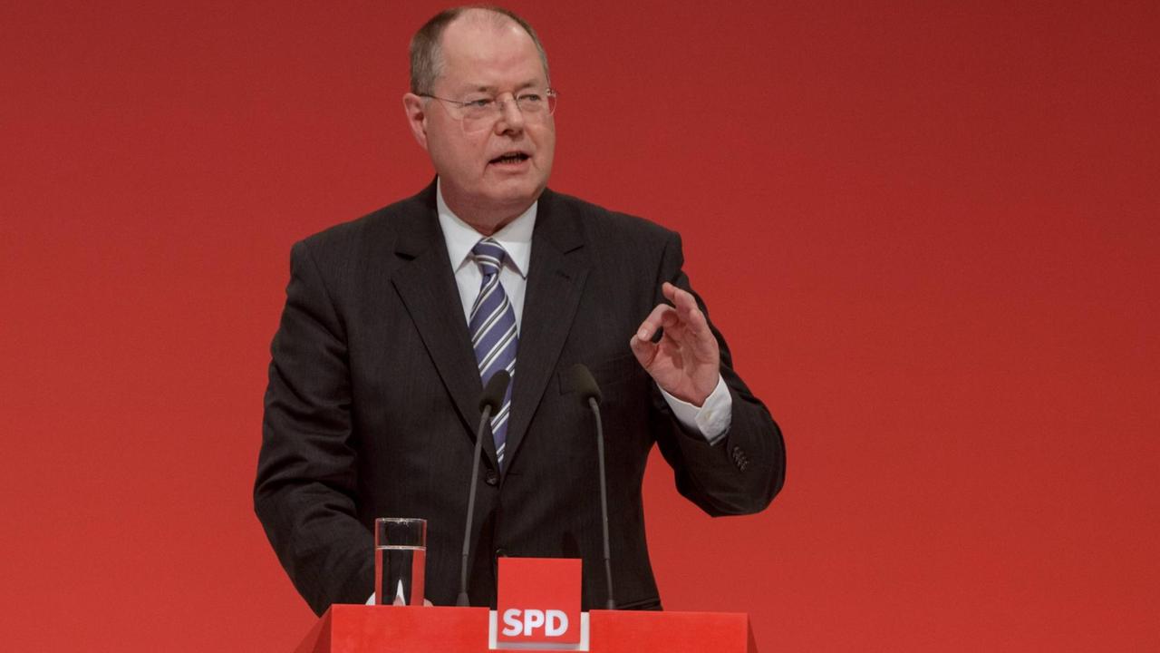 Der frühere Bundesfinanzminister Peer Steinbrück auf einem Bundesparteitag der SPD in Leipzig am 14.11.2013. Der frühere Bundesfinanzminister Peer Steinbrück auf einem Bundesparteitag der SPD in Leipzig am 14.11.2013.