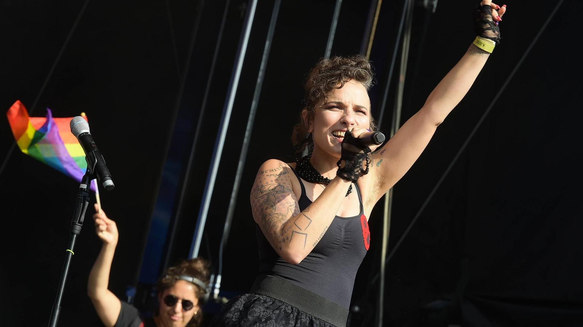 Dei Rapperin Sookee bei einem Auftritt auf der Abschlusskundgebung des Christopher Street Day in Berlin im Juli 2019. Dei Rapperin Sookee bei einem Auftritt auf der Abschlusskundgebung des Christopher Street Day in Berlin im Juli 2019.