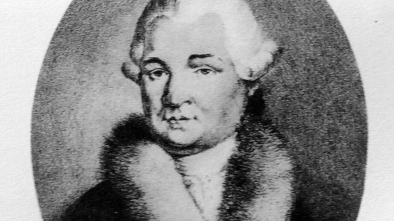 Schwarz-weiß-Porträt eines Mannes mit weißer Perücke, der einen Pelzkragen am Mantel trägt.