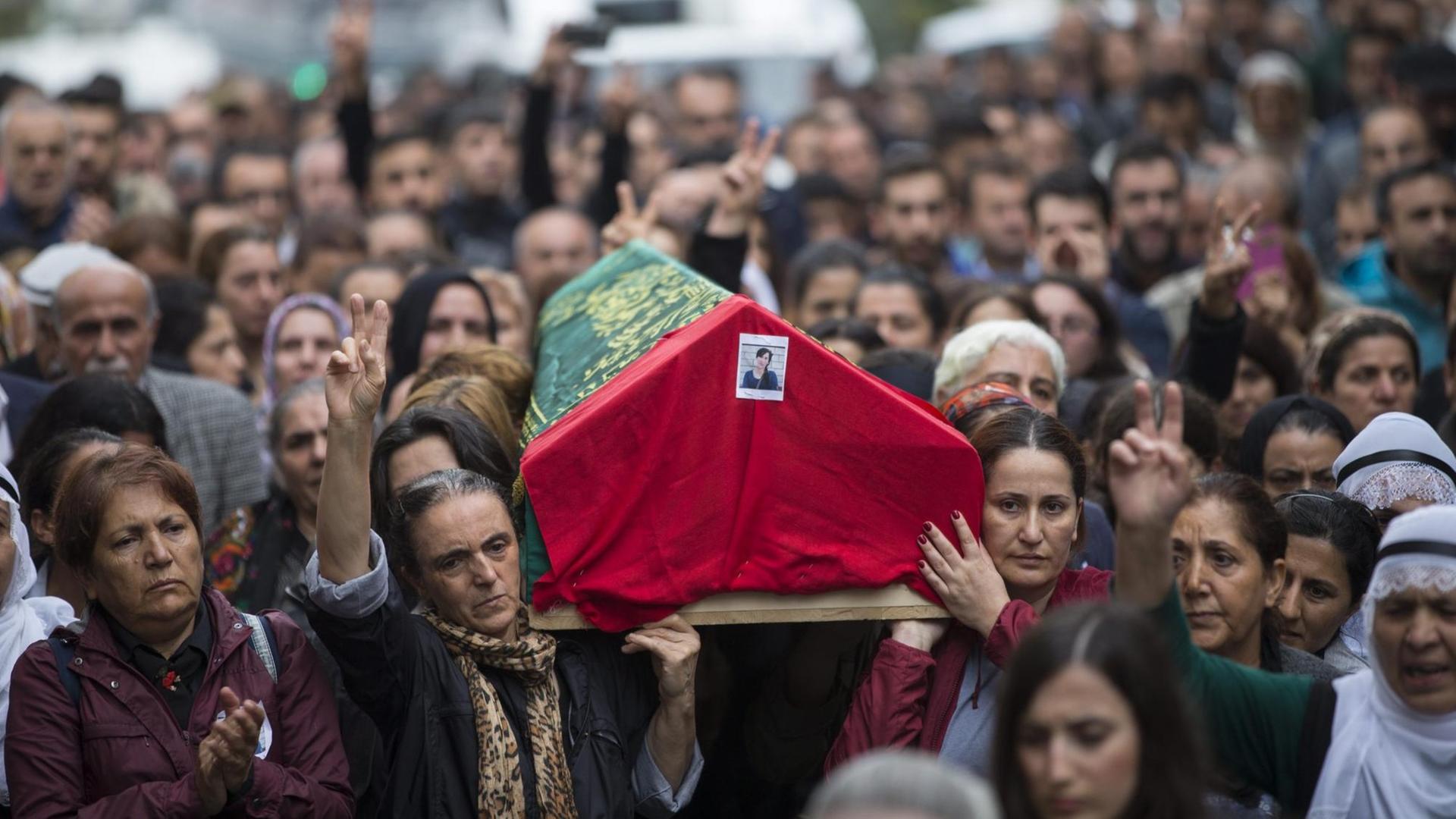 Frauen tragen einen Sarg bei einem Trauerzug in der Türkei Frauen tragen einen Sarg bei einem Trauerzug in der Türkei