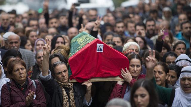Frauen tragen einen Sarg bei einem Trauerzug in der Türkei