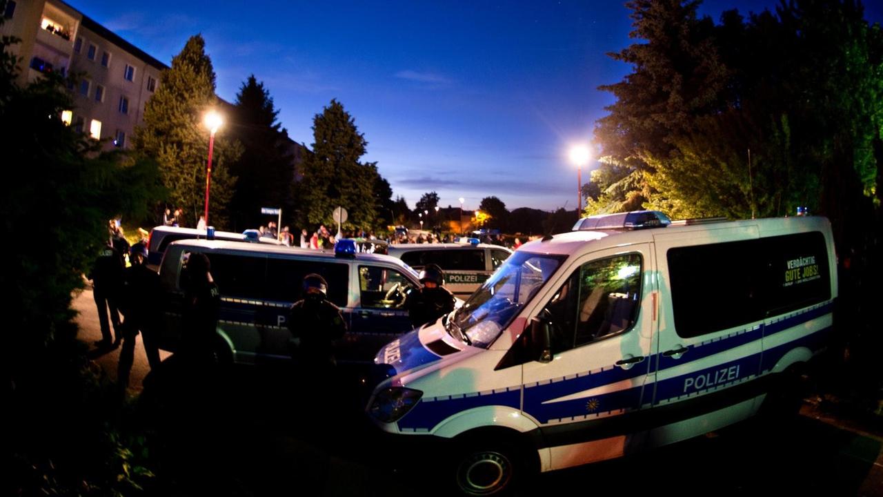 Die Polizei sichert die Unterkunft für Asylbewerber in Freital.