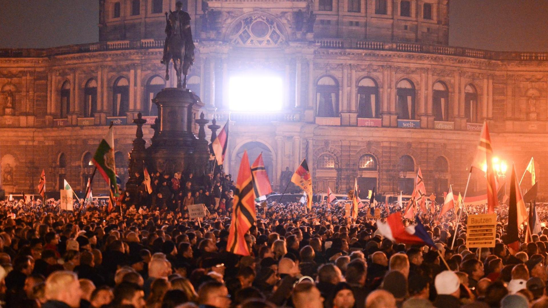 Pegida-Demonstranten haben sich am 19.10.2015 in Dresden (Sachsen) vor dem Reiterstandbild versammelt. Pegida-Demonstranten haben sich am 19.10.2015 in Dresden (Sachsen) vor dem Reiterstandbild versammelt.