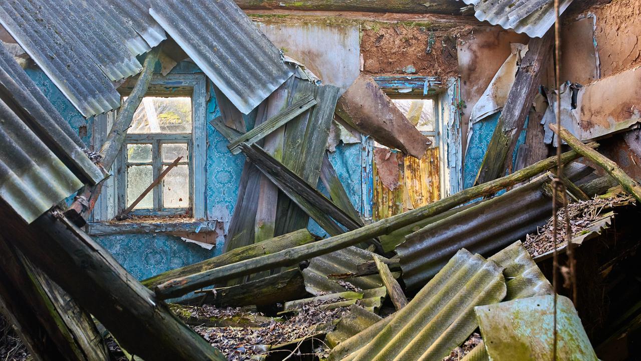Viele Menschen mussten nach der Katastrophe von Tschernobyl auch in der Region Gomel ihre Häuser verlassen, die heute verfallen. Viele Menschen mussten nach der Katastrophe von Tschernobyl auch in der Region Gomel ihre Häuser verlassen, die heute verfallen.