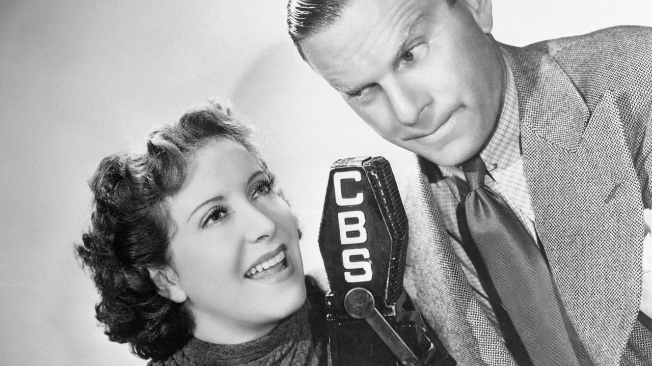 Ein Mann und eine Frau singen in ein Radiomikrofon. Ein Mann und eine Frau singen in ein Radiomikrofon.