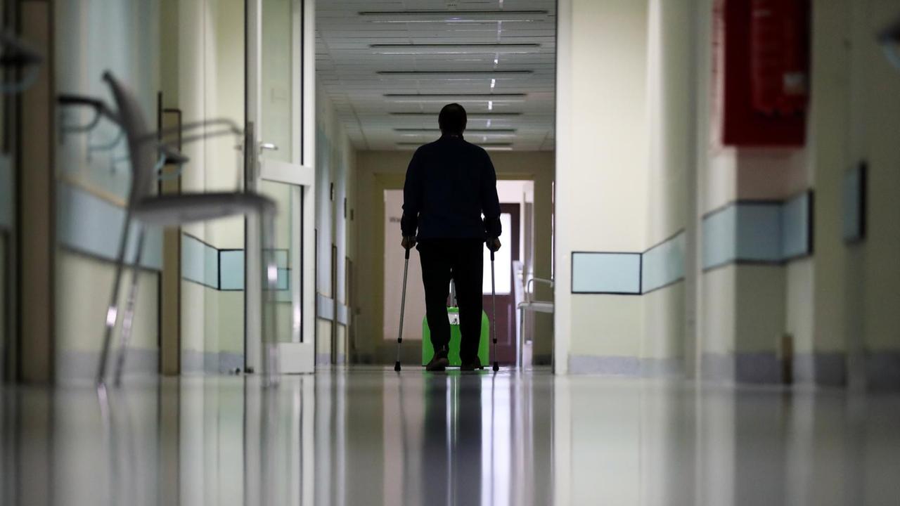 Auch das Laufen will geübt werden, hier mit einem Roboter im Rahmen eines Forschungsprojekts. Auch das Laufen will geübt werden, hier mit einem Roboter im Rahmen eines Forschungsprojekts.