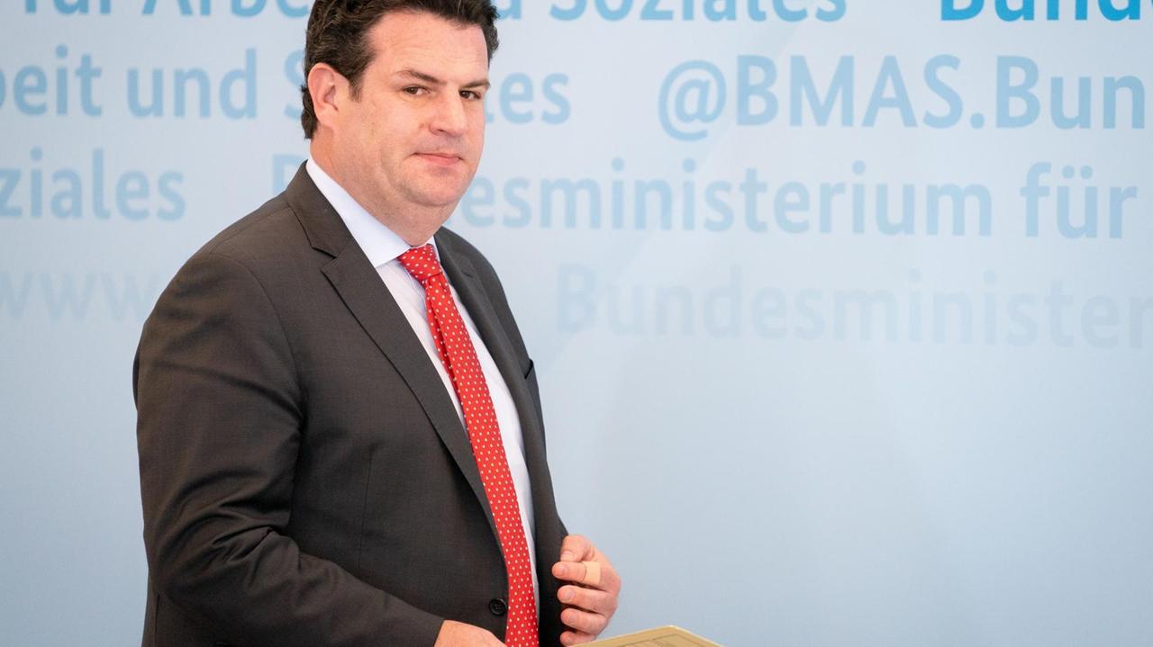 Hubertus Heil (SPD), Bundesminister für Arbeit und Soziales, gibt eine Pressekonferenz.
