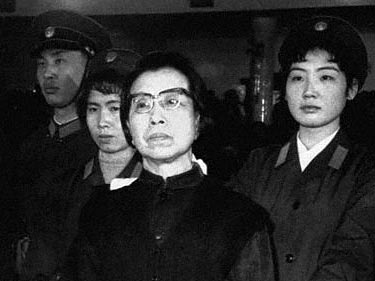 Jiang Qing, Witwe des chinesischen KP-Chefs Mao Zedong, vor dem höchsten Gericht in Peking, 1981 Jiang Qing, Witwe des chinesischen KP-Chefs Mao Zedong, vor dem höchsten Gericht in Peking, 1981