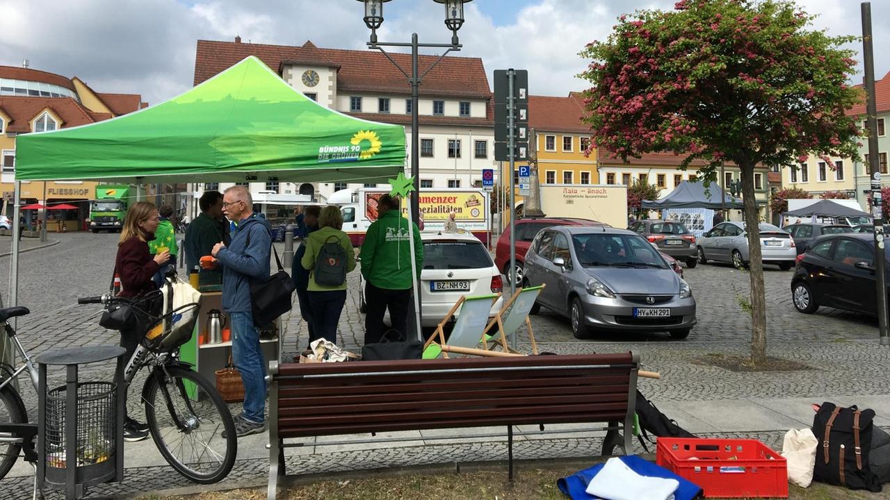 Die grüne Europakandidatin Anna Cavazzi auf dem Marktplatz von Hoyerswerda im Gespräch mit Wählern.
