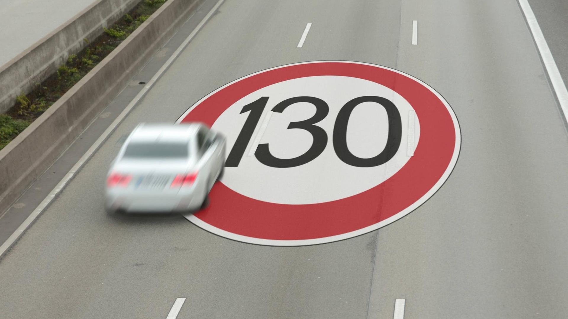 Symbolbild für ein Tempolimit auf Autobahnen: Blick von oben auf ein Fahrzeug auf der linken Spur. Auf der Fahrbahn ist ein Schild für eine Höchstgeschwindigkeit von 130 zu sehen. Symbolbild für ein Tempolimit auf Autobahnen: Blick von oben auf ein Fahrzeug auf der linken Spur. Auf der Fahrbahn ist ein Schild für eine Höchstgeschwindigkeit von 130 zu sehen.