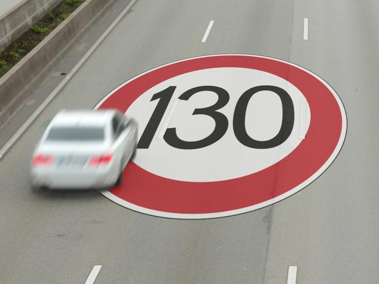 Symbolbild für ein Tempolimit auf Autobahnen: Blick von oben auf ein Fahrzeug auf der linken Spur. Auf der Fahrbahn ist ein Schild für eine Höchstgeschwindigkeit von 130 zu sehen.