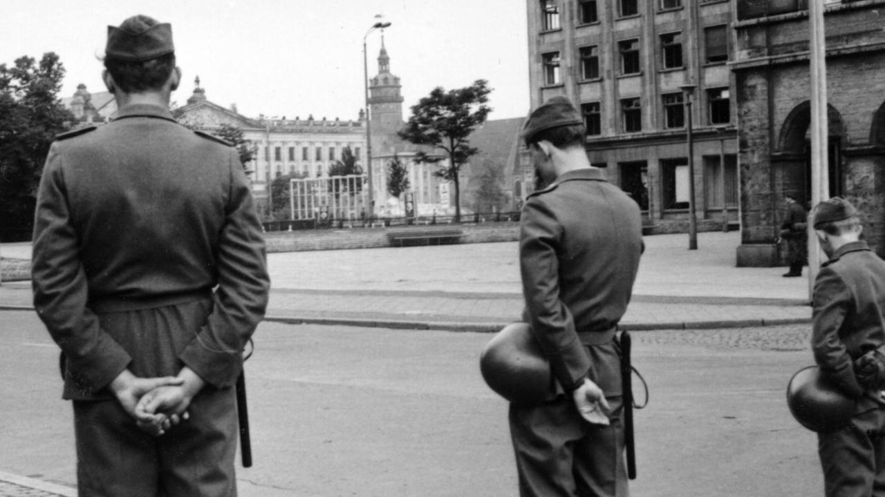 Absperrposten der Deutschen Volkspolizei kurz vor der Sprengung der Paulinerkirche am 30. Mai 1968 in Leipzig. Im Hintergrund der Turm der Nikolaikirche. Neben der Paulinerkirche wurde auch das Augusteum einschließlich Johanneum und Albertinum der Universität Leipzig, von 1953 bis Februar 1991 Karl-Marx-Universität Leipzig, gesprengt. Die Universität Leipzig (Alma mater lipsiensis) feiert 2009 ihr 600-jähriges Bestehen. Foto: Universität Leipzig +++(c) dpa - Report+++ | Verwendung weltweit Absperrposten der Deutschen Volkspolizei kurz vor der Sprengung der Paulinerkirche am 30. Mai 1968 in Leipzig. Im Hintergrund der Turm der Nikolaikirche. Neben der Paulinerkirche wurde auch das Augusteum einschließlich Johanneum und Albertinum der Universität Leipzig, von 1953 bis Februar 1991 Karl-Marx-Universität Leipzig, gesprengt. Die Universität Leipzig (Alma mater lipsiensis) feiert 2009 ihr 600-jähriges Bestehen. Foto: Universität Leipzig +++(c) dpa - Report+++ | Verwendung weltweit
