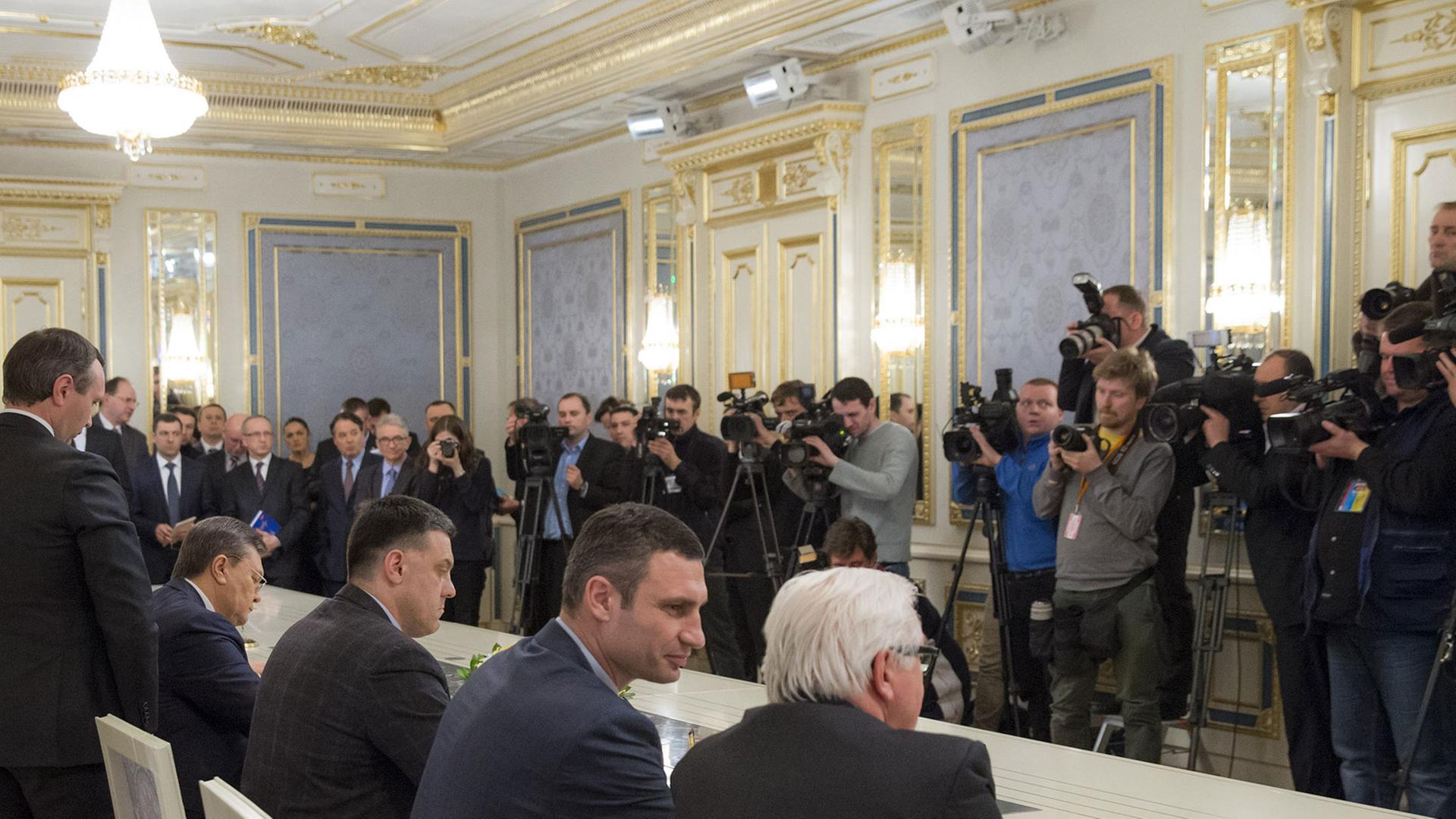 Deutschlands Außenminister Frank-Walter Steinmeyer verhandelt mit Vitali Klitschko und dem Präsidenten der Ukraine, Viktor Yanukovich