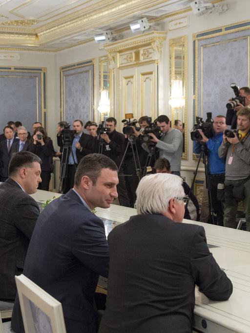 Deutschlands Außenminister Frank-Walter Steinmeyer verhandelt mit Vitali Klitschko und dem Präsidenten der Ukraine, Viktor Yanukovich