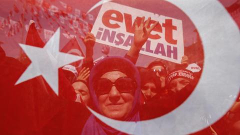 Die Mehrheit der Türken stimmten beim umstrittenen Referendum mit Ja.